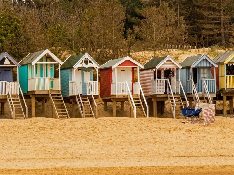 Feel the freedom of the Norfolk coast at Holkham Beach, which scored a brilliant 8.45/10. This is one of the most magnificent and pristine stretches of sand in the UK, known for its endless sky and vast, open landscape. Backed by a pine forest and a stunning nature reserve, it’s a haven for birdwatchers and nature lovers, offering a peaceful and beautiful escape from everyday hustle.