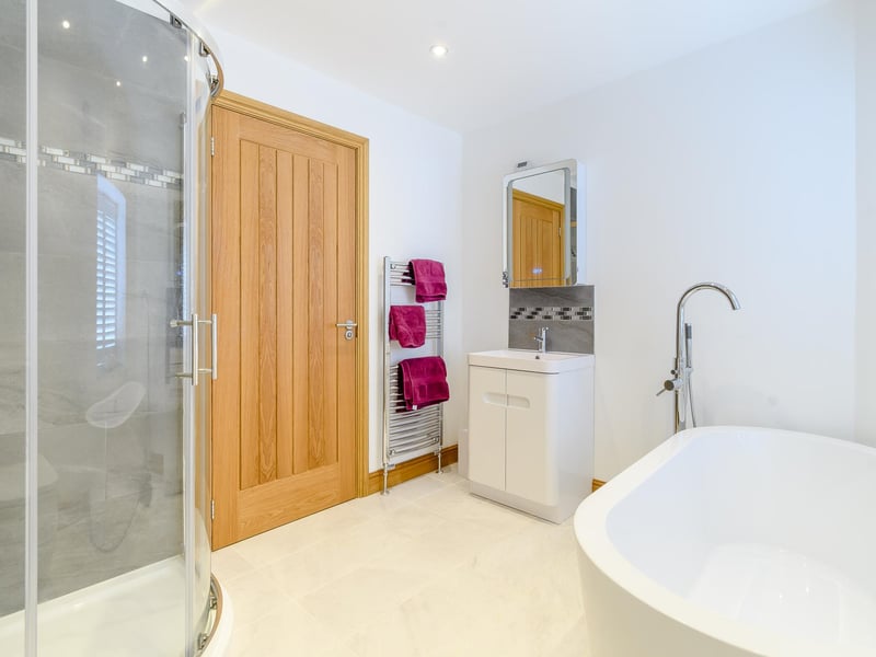 Who wouldn't want to take a nice, relaxing soak in this bathroom? Warren Farm at its best.