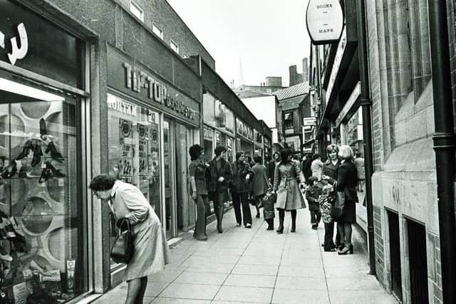 Shopping on Chapel Walk, Sheffield, in 1975