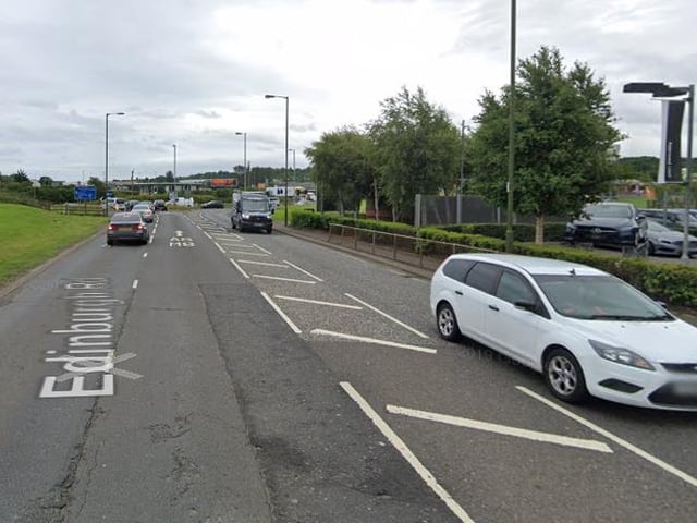 Temporary bus lane on A8 westbound approach to Newbridge from airport on-slip