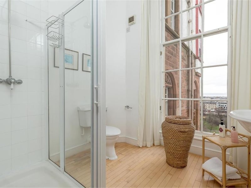 Shower room.
