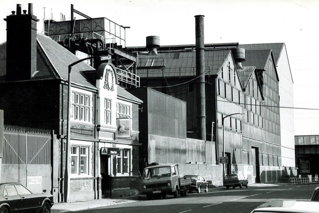 The White Hart, Worksop Road, Attercliffe with Brown Bayley Steels to the right, 1981