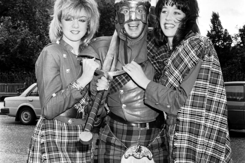Jesse Rae in full Highland dress with his female backing singers The Thistles in Princes Street Edinburgh, August 1987.