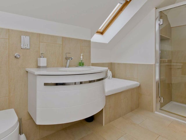 Shower room.