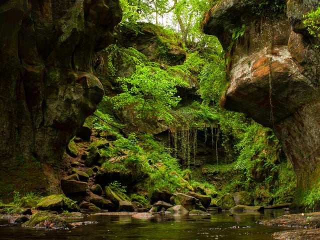 Red sandstone gives the water the image of being red, making the name The Devil's Pulpit very fitting. The name itself comes from a rock formation that looks similar to that of a church pulpit