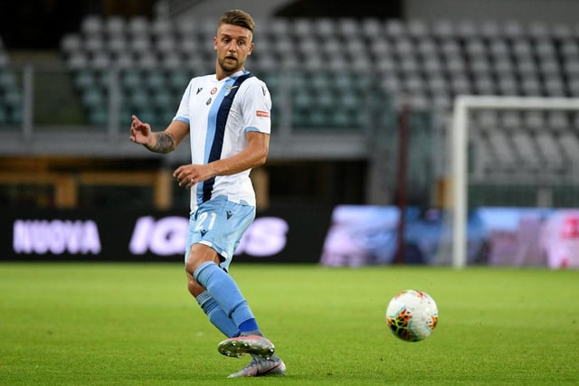 Chelsea and Real Madrid have stepped up their efforts to sign Lazio midfielder Sergej Milinkovic-Savic amid interest from Manchester United and PSG. (Gazzetta dello Sport)