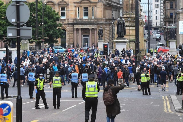 Police in Glasgow were able to avert a clash between people calling for the removal of a statue of Metropolitan Police founder Robert Peel and counter protesters.