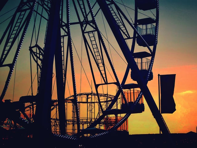 A stunning evening sunset image of The Solent Wheel at Clarence Pier, Southsea taken by Johnny Black.