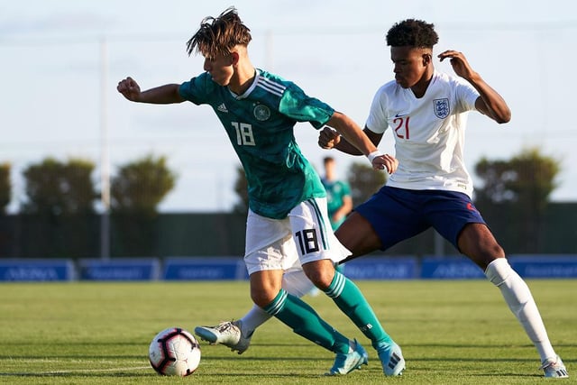 Manchester United, City and Liverpool are set to battle it out to sign Aston Villa’s England under-17s midfielder Carney Chukwuemeka. (The Athletic)
