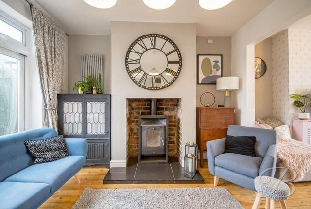 This house has an open plan lounge/diner and is modern throughout.