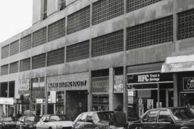 Cambridge Street, Sheffield, in 1986, showing Halifax Building Society, Rendezvous snack bar, HFC Trust and Savings, and Elite jewellers. The building above the shops is the Grosvenor House Hotel and its car park.