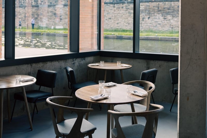 Grace Dent visited The Owl, then a gastropub in Kirkgate Market, in 2019. Run by chefs Liz Cottam and Mark Owens and now located in Mustard Wharf, Dent said their decision to open the market's first pub in 150 years was "fantastically ballsy".