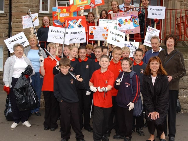 Pupils and Councillors from Ecclesfield school prepare to go on a litter pick around the local area, June 2003.