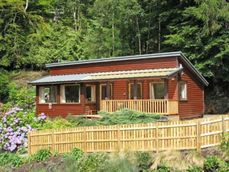 This fabulous detached lodge resides in on a gorgeous woodland setting, positioned on the hillside, you can make the  most of the wonderful views out over Loch Earn, on the outskirts of St Fillans in Perthshire.