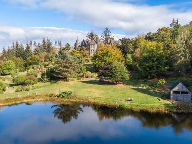 Glencruitten House is a baronial country property of significant historical interest. The house which dates from 1897 was remodelled with the addition of two extensions in 1905 and 1926.