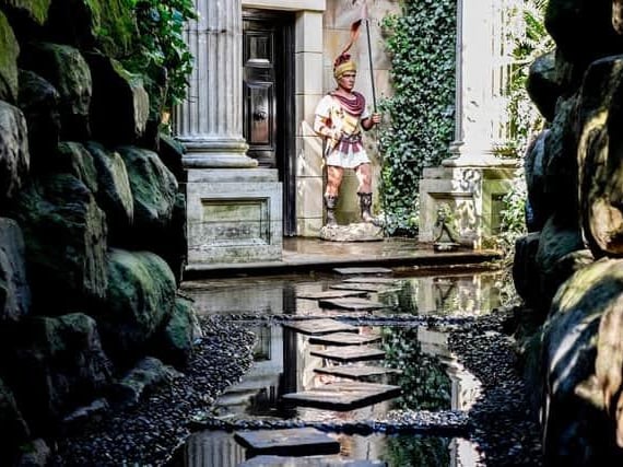 The famously eccentric labyrinth and garden of follies takes on an eerie seasonal twist. Navigating the underground tunnels, hidden chambers, and secret passageways offers a uniquely interactive Halloween challenge. 🎃 Middleham, Leyburn, DL8 4TQ