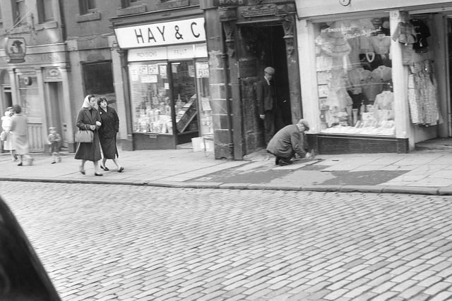 A number of shops are pictured on the High Street in October 1959, including Barbara's clothes shop and Oliver and Boyd Printers, who operated from Tweeddale Court.