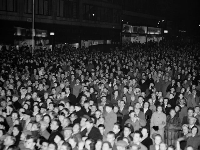 Thousands of spectators gathered to bid farewell to the trams in November 1956. Photo taken from no28 tramcar on the last day of trams.