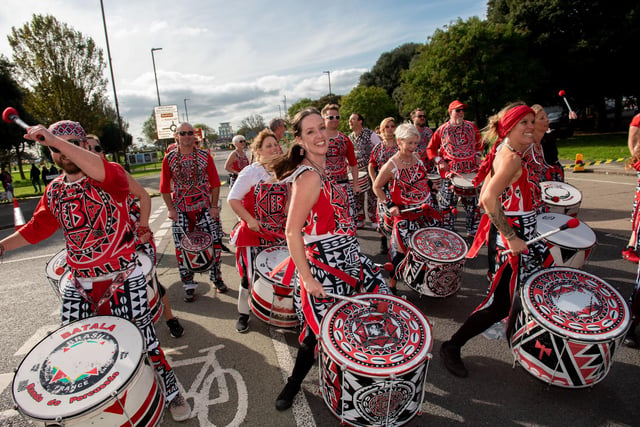 Batala Drum Band provided rhythmic support to the runners. (201019-292)