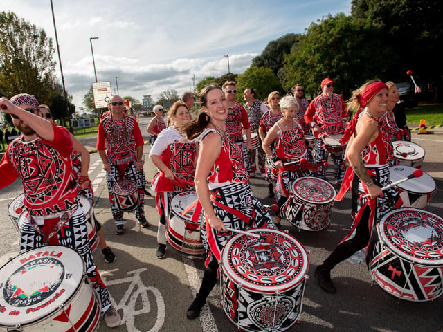 Batala Drum Band provided rhythmic support to the runners. (201019-292)