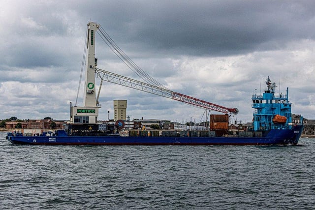 Meri arrives in Portsmouth Harbour with Portico's crane.