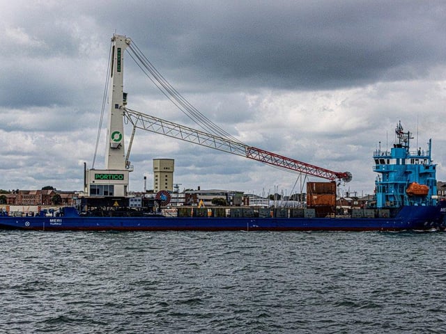 Meri arrives in Portsmouth Harbour with Portico's crane.