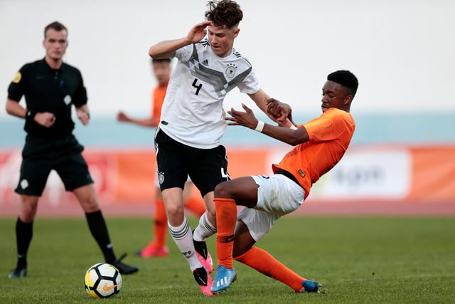 Chelsea believe they have moved ahead of Tottenham in their attempts to sign 16-year-old Dutch midfielder Lamare Bogarde, who plays for Feyenoord. (Football Insider)