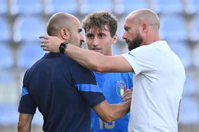England's head coach Ian Foster (R) shake hands with Italy's head coach Carmine Nunziata (L): JOE KLAMAR / AFP) (Photo by JOE KLAMAR/AFP via Getty Images