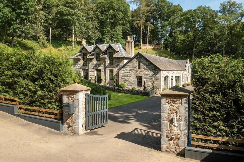 The Stables is approached via electric gates with stone gate pillars.