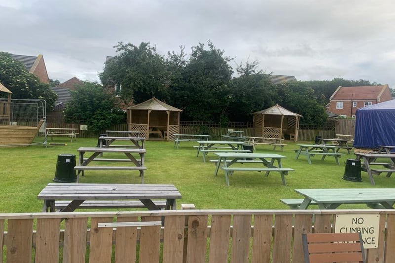 This village pub offers a huge beer garden complimented with home cooked food and live sport. The venue even has a marquee set up when the sun goes down!