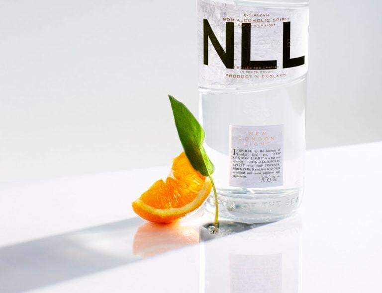 屡获殊荣的南德文郡酿酒厂Salcombe Distilling Co最近推出了一款无酒精烈酒“新伦敦之光”。NLL的灵感来自伦敦干杜松子酒，由酿酒大师杰森·尼克尔斯(Jason Nickels)开发，作为低酒精和无酒精类别的补充。