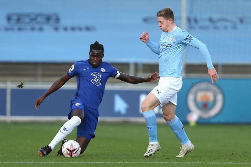 Southampton have completed the £1.5m signing of teenage centre-back Dynel Simeu from Chelsea. The 19-year-old, who has been capped at youth level for England, grew up in Southampton, and will initially join up with the reserve side. (Club website)