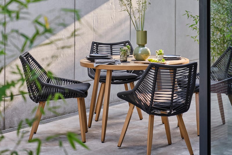 Balancing a mix of Japanese and Scandinavian design. East meets West, embracing the core design traits of each to create an outdoor oasis of calm, centring on minimalist simplicity. The colour palette for this trend includes a mix of cool grey, bamboo and undertones of anthracite. Disconnect from the digital word with a plug and clutter-free space, enjoying the sense of calm that being in nature can bring.