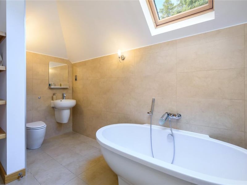 Bedroom 4 en-suite bathroom.