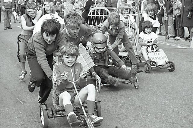 Competitors in the  Chinley Chariot races back in 1980