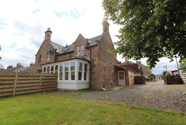 If you're in the market for a new property but don't feel like a house is quite right, this two bed Victorian villa conversion could be perfect - it also comes with a garden and parking. Available for offers over 190,000
