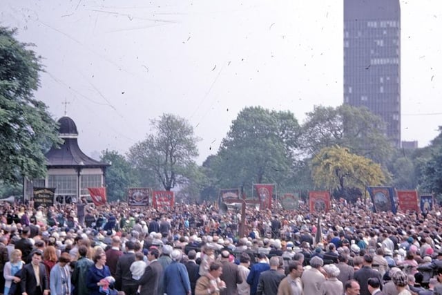 A Whit Monday Sing at Weston Park in 1968 (W00604)