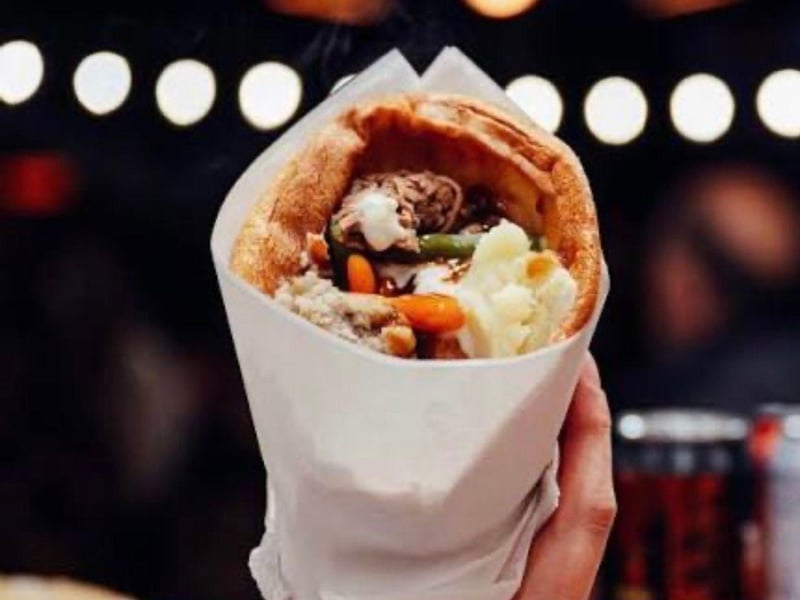The heavyweight champion of the 2025 Leeds Christmas Market, which has taken over City Square and Millennium Square this year. There is nothing more "Leeds" than a giant Yorkshire pudding flattened, filled with slow-roasted meat and gravy, and eaten while standing in a busy crowd. 📍 City Square / Millennium Square
