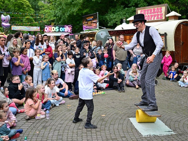 Entertainers in Derwent Gardens