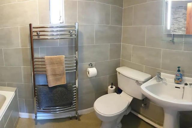 Guests have praised the cottage's bathroom for its bath.