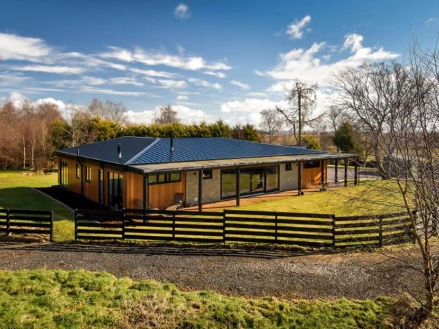The Lodge is a single story bespoke design, built just three years ago by glass and timber structure specialists Mozolowski & Murray. It boasts cedar clad walls, wrap around decking and its own private courtyard