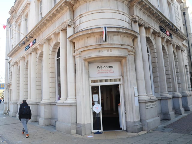 HSBC in Commercial Road, Portsmouth is open during the lockdown but only from Monday to Friday with reduced hours of 10am to 2pm. Picture: Sarah Standing (051120-7734)