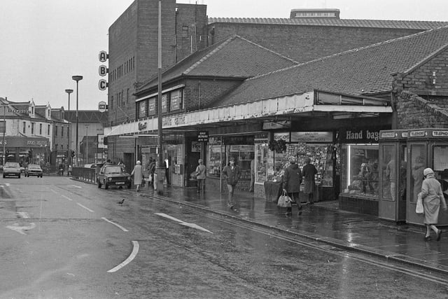 A December 1982 view of Park Lane with a handbag shop in the foreground and Books Fashions further down the street.