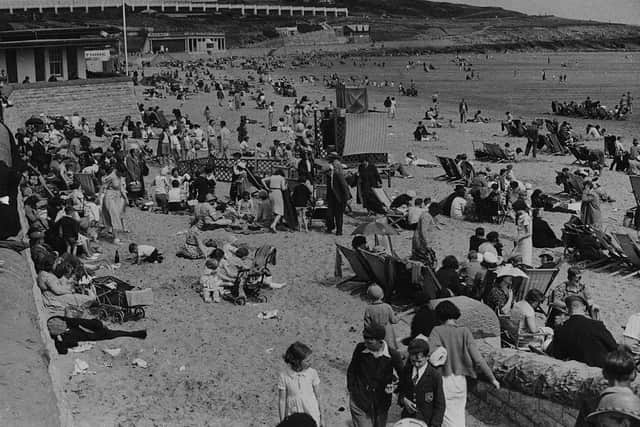 17th July 1938:  Holiday makers enjoying the sunshine at Barry Island in Wales.  (Photo by Fox Photos/Getty Images)