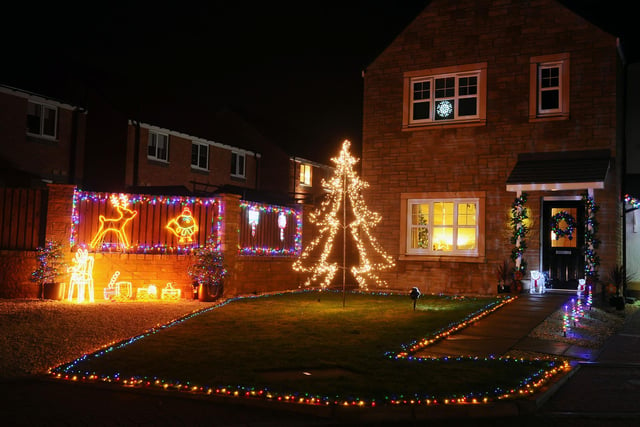 Picture Michael Gillen. Kinnaird and The Inches Residents Association Christmas Lights Competition.