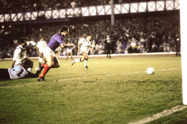 McCoist's third European goal came on October 22, 1986 when he rounded goalkeeper Guy Hubart in a 2-1 win over the Portuguese side