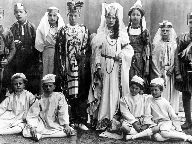 The cast of Hunters Bar School concert in 1914