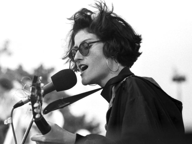 Eddi Reader, formerly lead with Fairground Attraction, on stage at George Square in the Glasgow's Big Day concert in June 1990.