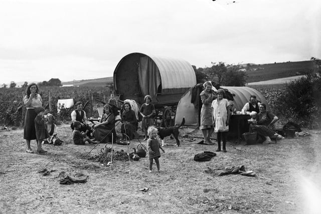 Gypsy/Traveller camp set up on the edge of the fruit fields. Perth Museum and Art Gallery, D Wilson Laing Collection. Copyright Perth & Kinross Council