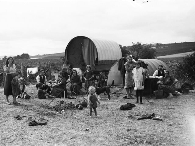 Gypsy/Traveller camp set up on the edge of the fruit fields. Perth Museum and Art Gallery, D Wilson Laing Collection. Copyright Perth & Kinross Council